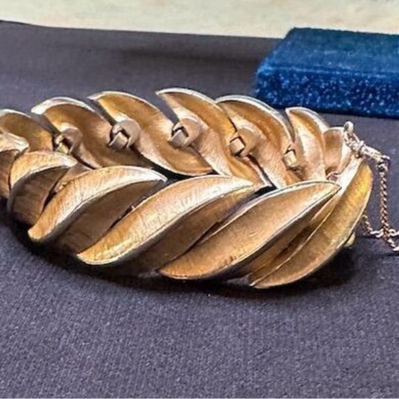 Crown Trifari Signed Vintage Gold Tone Linked Chain Bracelet 6.75" - Picture 10 of 13